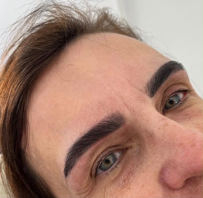 Design de sobrancelha com Henna